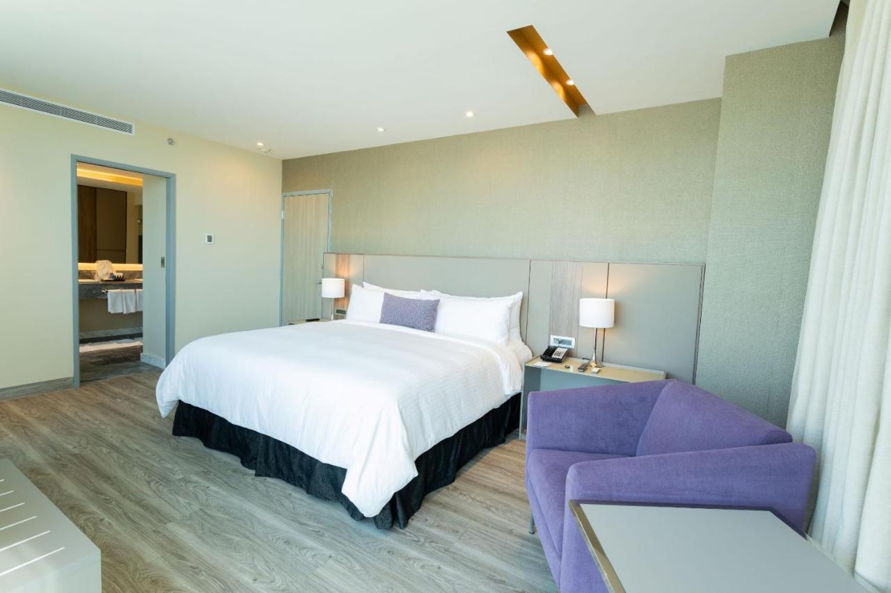 Camino Real Fashion Drive Monterrey Otel San Pedro Garza Garcia Dış mekan fotoğraf A bedroom at the hotel