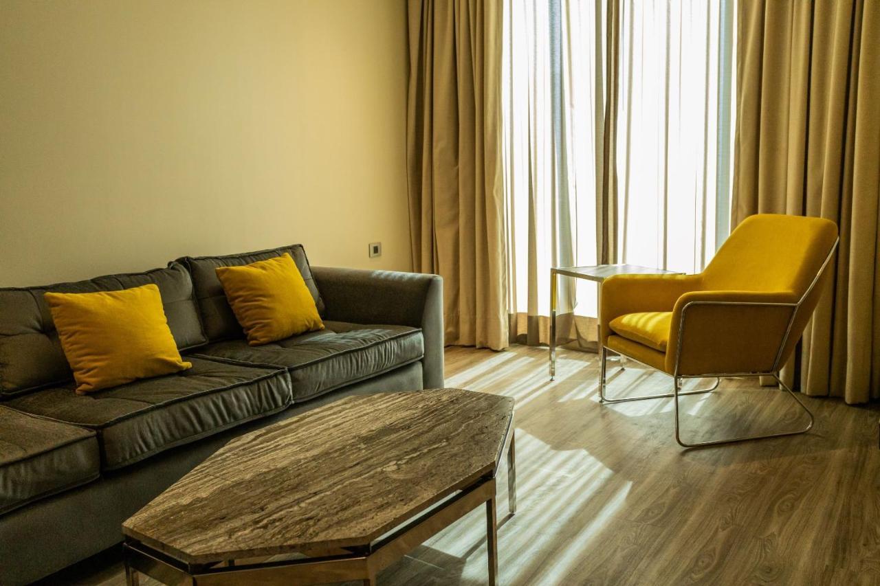 Camino Real Fashion Drive Monterrey Otel San Pedro Garza Garcia Dış mekan fotoğraf A living room at the hotel