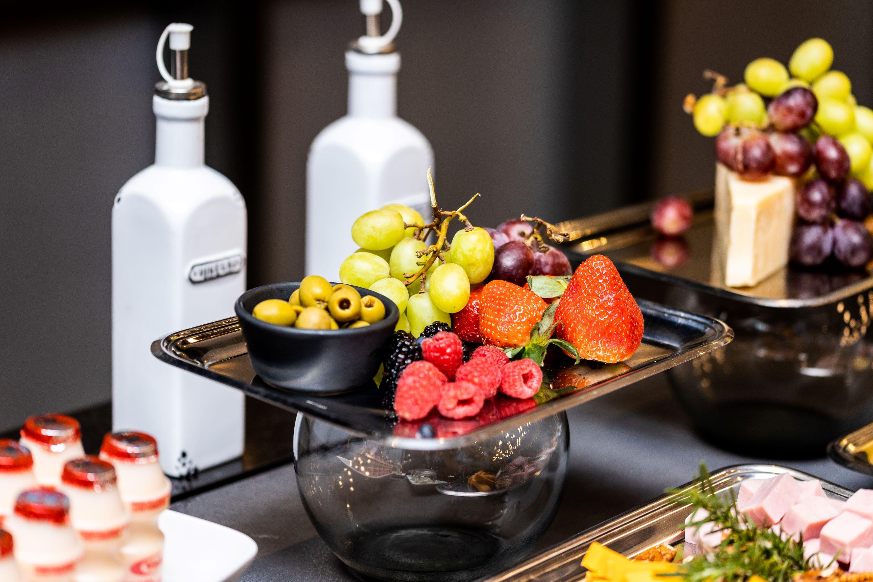 Camino Real Fashion Drive Monterrey Otel San Pedro Garza Garcia Dış mekan fotoğraf Fruit and cheese platter
