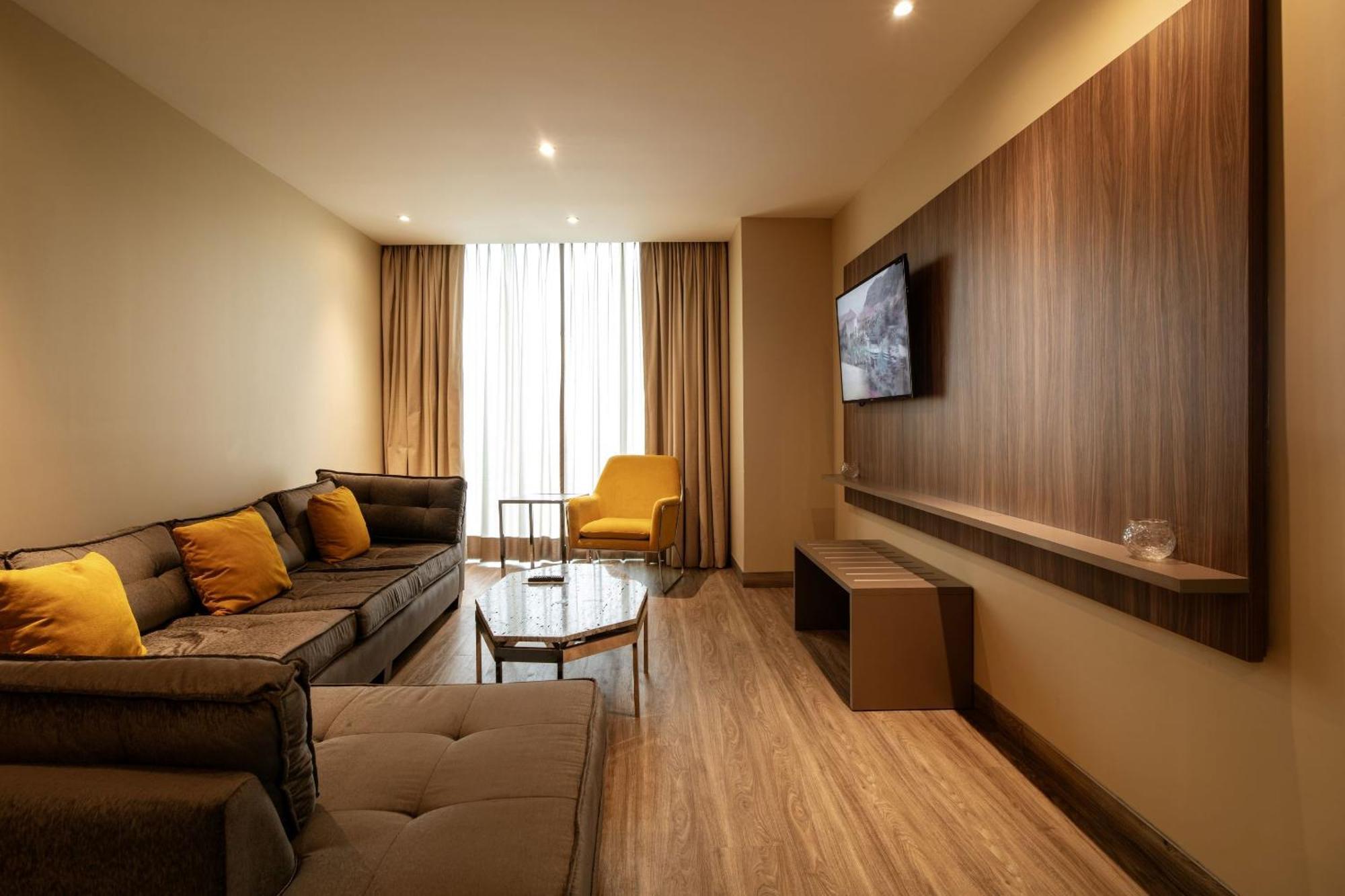 Camino Real Fashion Drive Monterrey Otel San Pedro Garza Garcia Dış mekan fotoğraf Living room of a suite