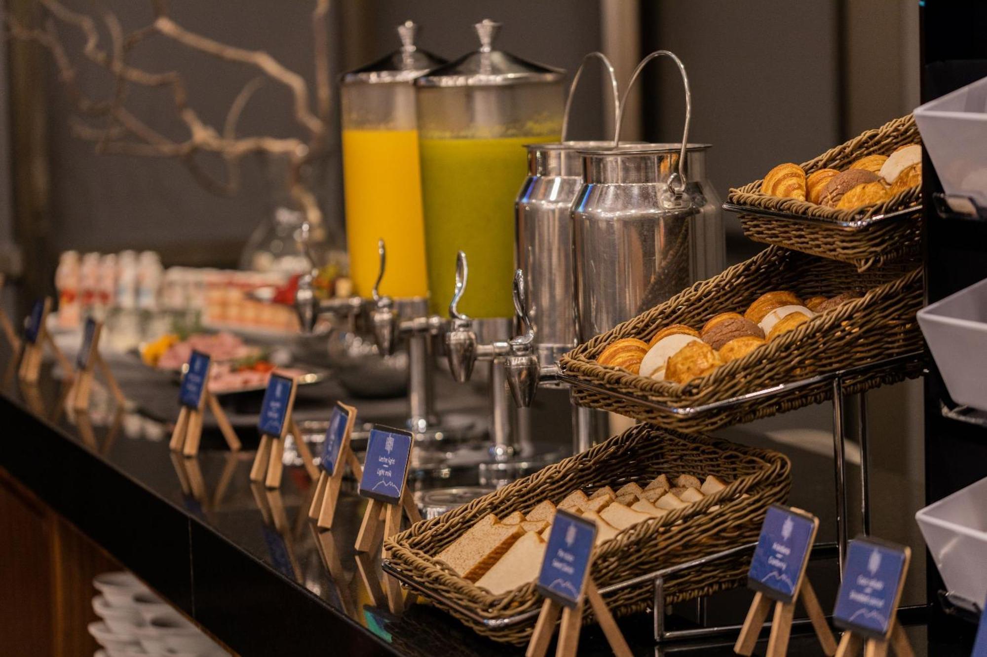 Camino Real Fashion Drive Monterrey Otel San Pedro Garza Garcia Dış mekan fotoğraf A buffet at a hotel