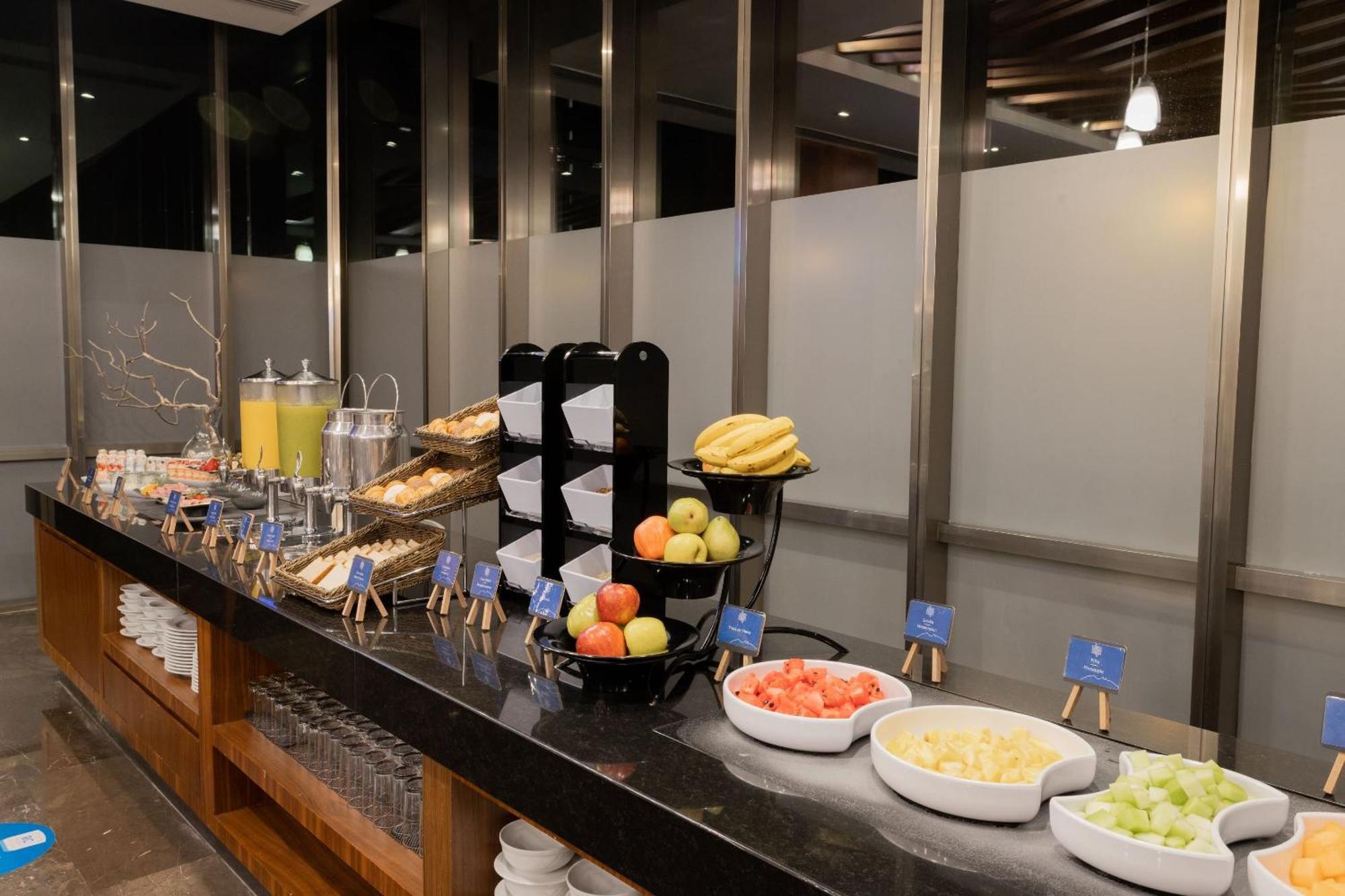 Camino Real Fashion Drive Monterrey Otel San Pedro Garza Garcia Dış mekan fotoğraf A buffet at an airport lounge