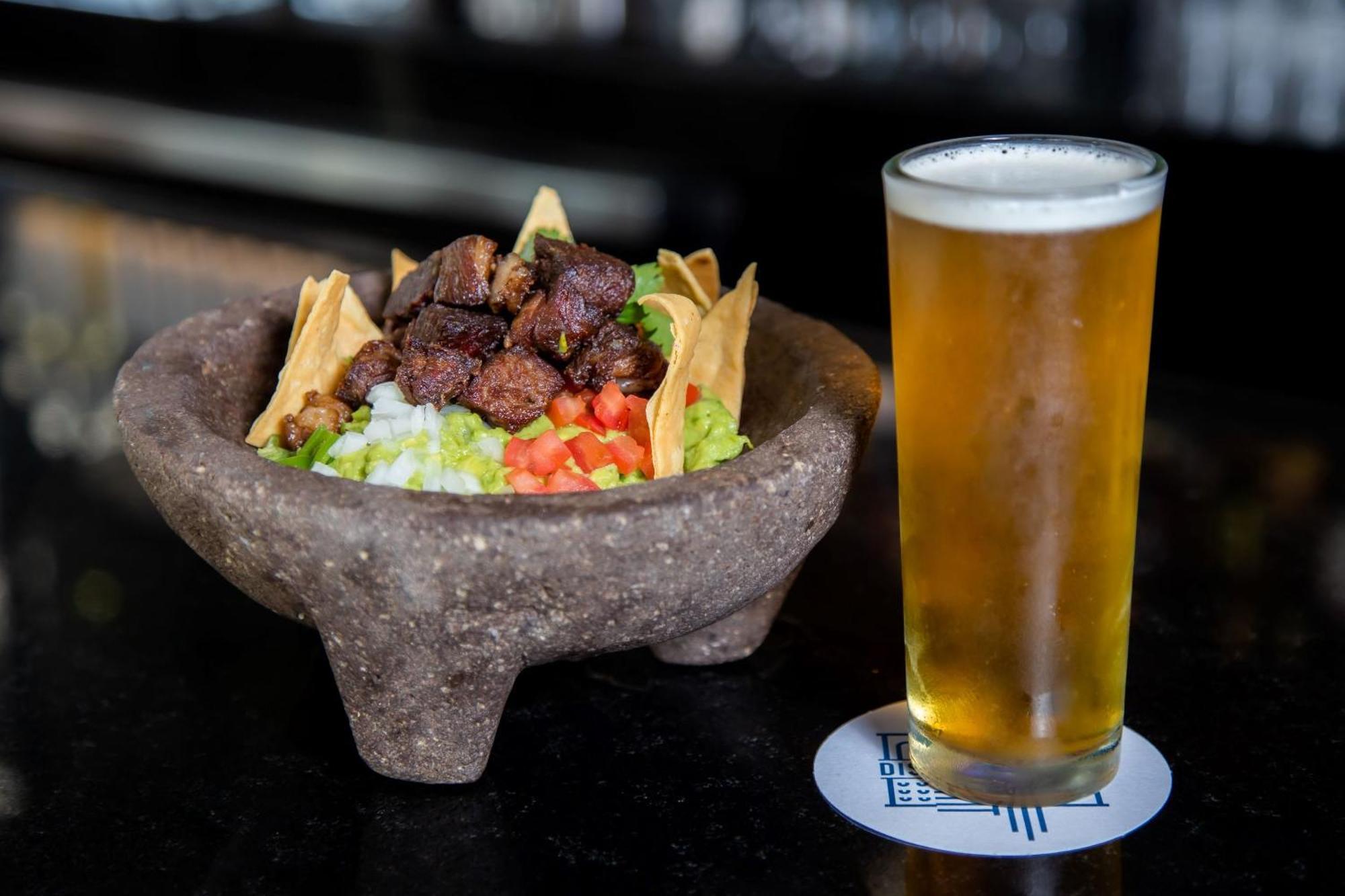 Camino Real Fashion Drive Monterrey Otel San Pedro Garza Garcia Dış mekan fotoğraf Beer and guacamole