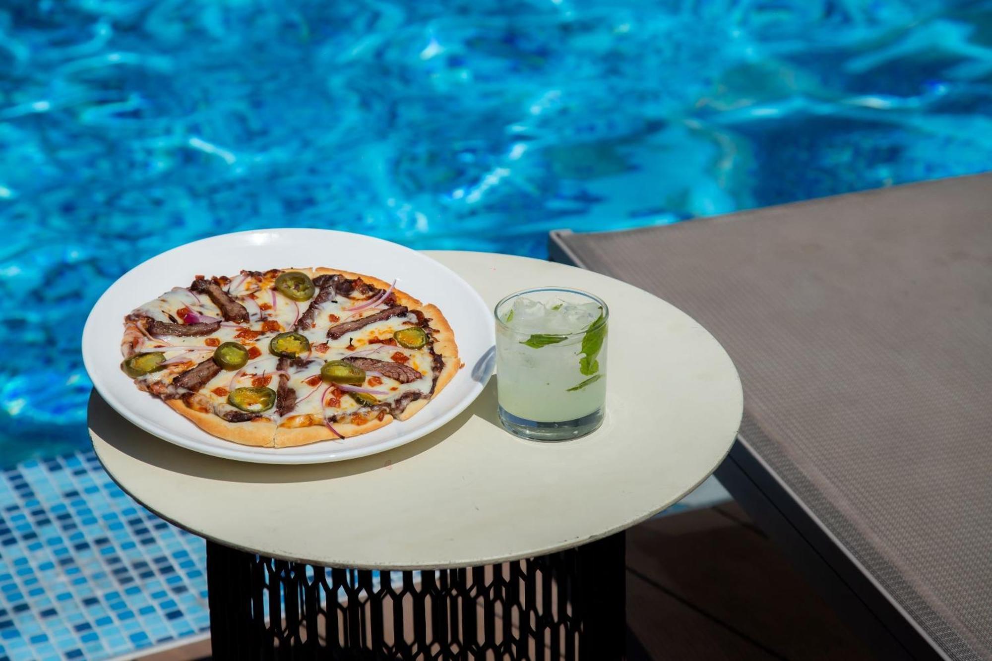 Camino Real Fashion Drive Monterrey Otel San Pedro Garza Garcia Dış mekan fotoğraf A pizza and a drink