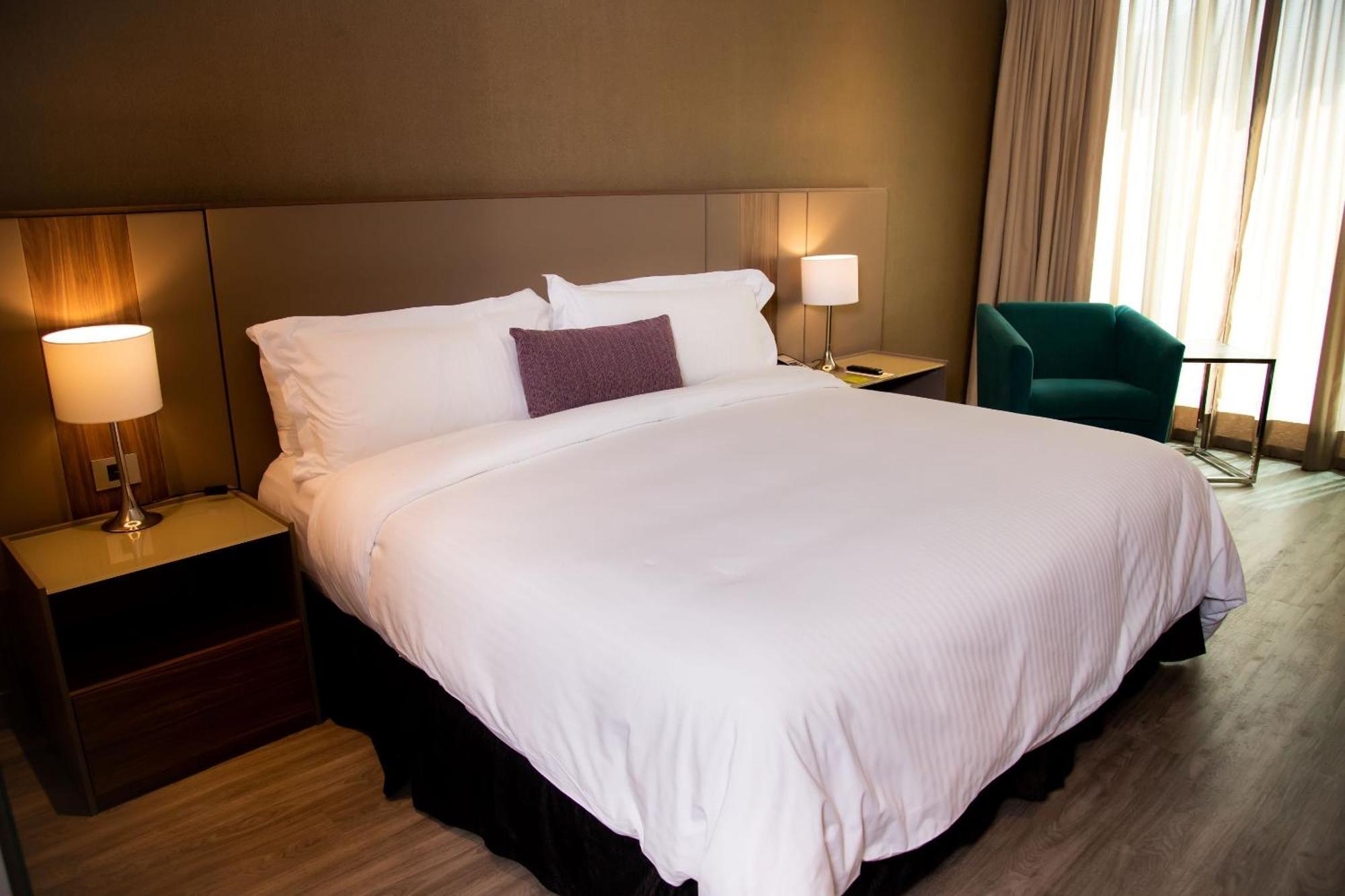 Camino Real Fashion Drive Monterrey Otel San Pedro Garza Garcia Dış mekan fotoğraf A bed with a duvet
