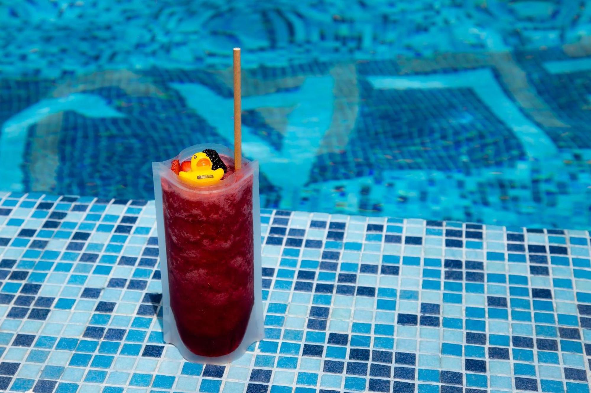Camino Real Fashion Drive Monterrey Otel San Pedro Garza Garcia Dış mekan fotoğraf A frozen strawberry margarita