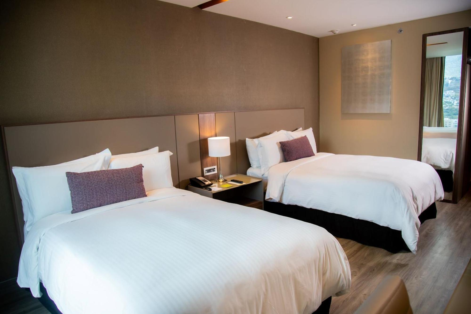 Camino Real Fashion Drive Monterrey Otel San Pedro Garza Garcia Dış mekan fotoğraf A room at the hotel
