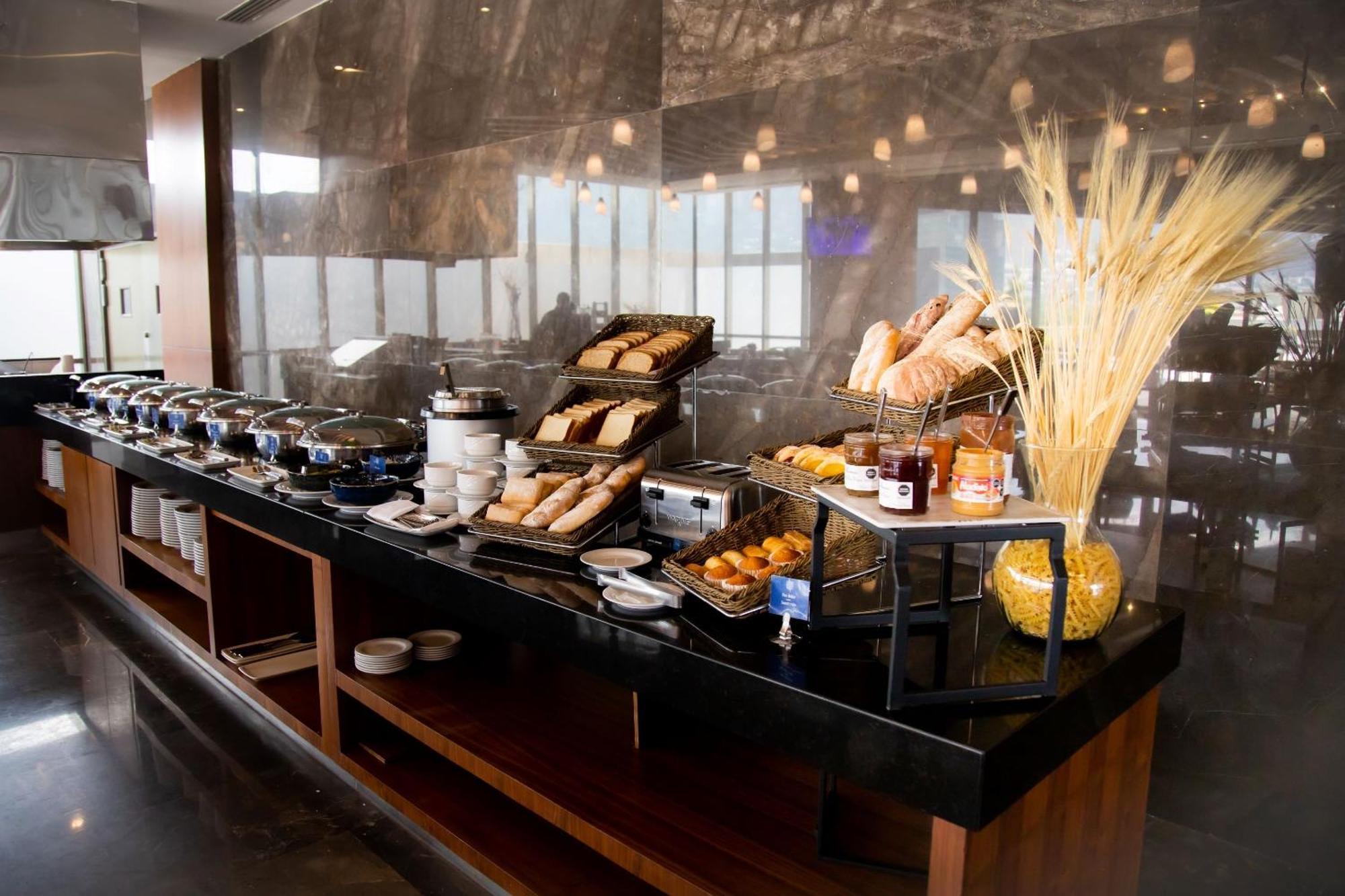 Camino Real Fashion Drive Monterrey Otel San Pedro Garza Garcia Dış mekan fotoğraf A buffet at a hotel