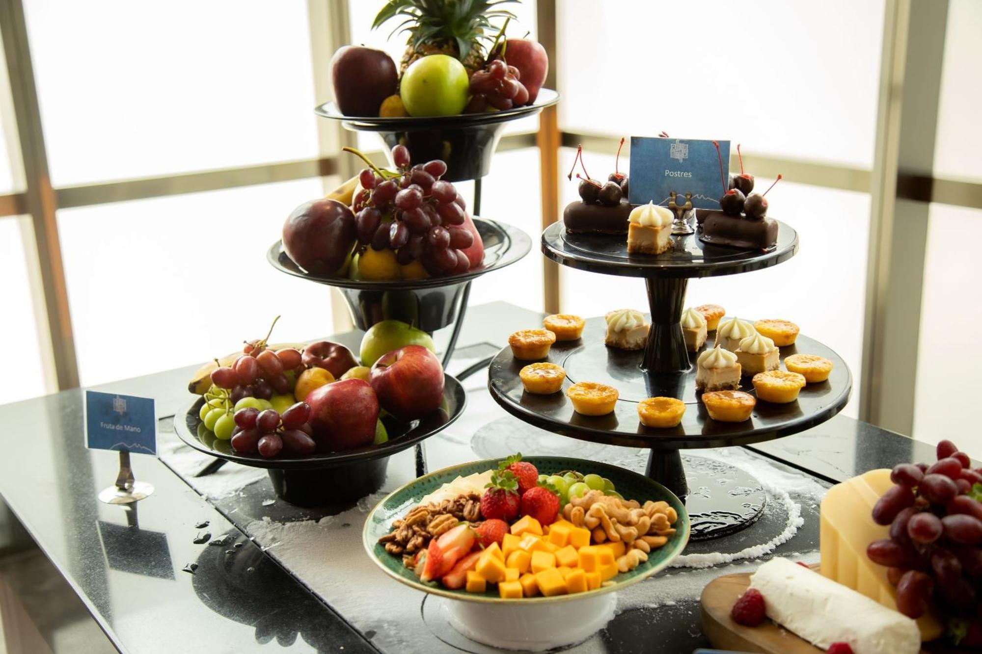 Camino Real Fashion Drive Monterrey Otel San Pedro Garza Garcia Dış mekan fotoğraf A fruit and dessert buffet