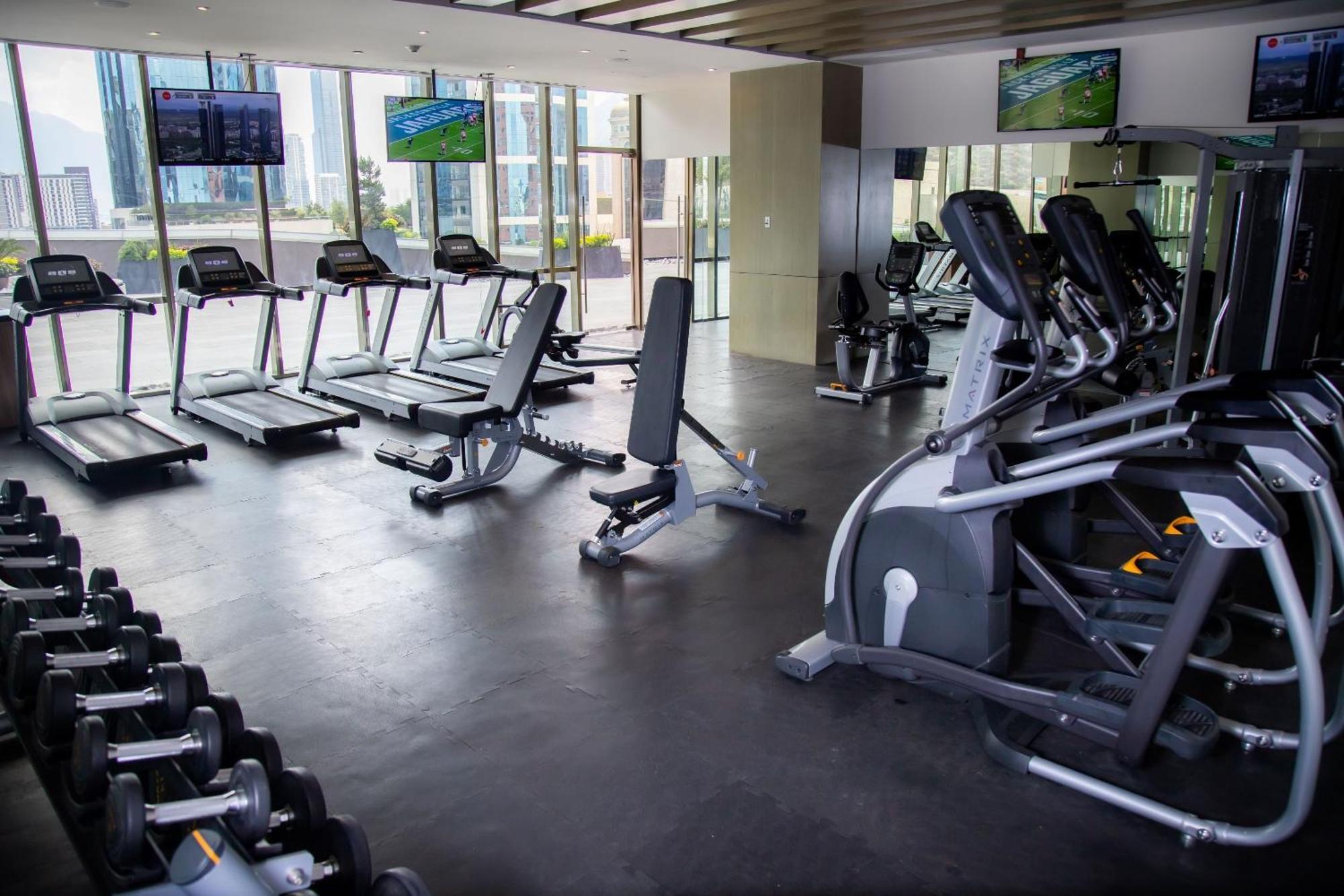 Camino Real Fashion Drive Monterrey Otel San Pedro Garza Garcia Dış mekan fotoğraf A gym in a hotel