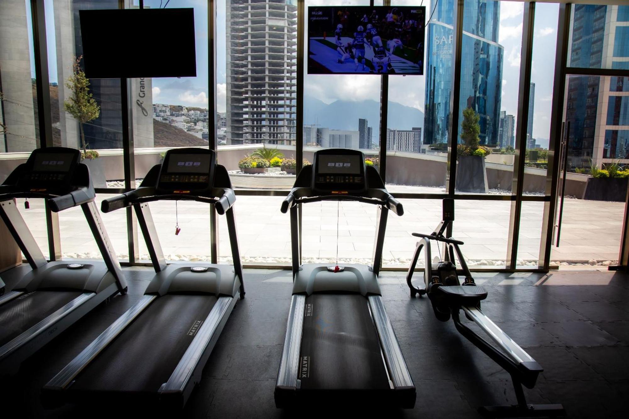 Camino Real Fashion Drive Monterrey Otel San Pedro Garza Garcia Dış mekan fotoğraf Treadmills in a gym