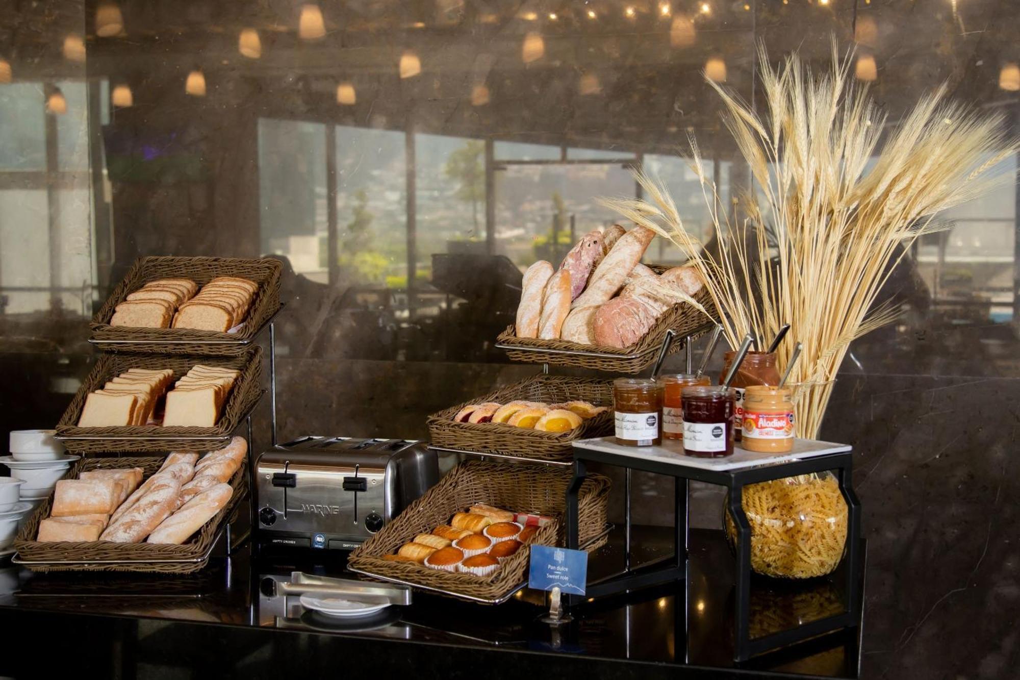 Camino Real Fashion Drive Monterrey Otel San Pedro Garza Garcia Dış mekan fotoğraf Bread and pastry display at a hotel