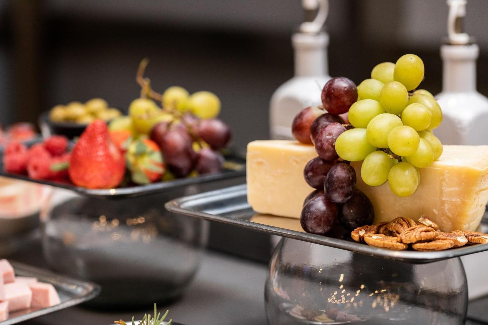 Camino Real Fashion Drive Monterrey Otel San Pedro Garza Garcia Dış mekan fotoğraf A cheese and fruit platter